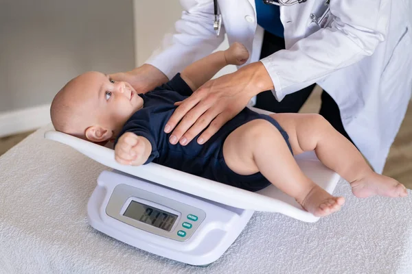 Close Médico Verificando Peso Menino Bonito Adorável Pediatra Pesando Bebê — Fotografia de Stock