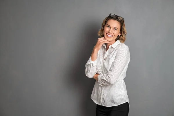 Mulher Adulta Média Elegante Sorrindo Contra Fundo Cinza Empresária Feliz — Fotografia de Stock