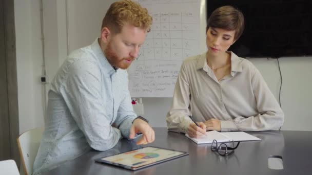 Erfolgreicher Geschäftsmann Und Lächelnde Geschäftsfrau Gespräch Während Sie Büro Das — Stockvideo