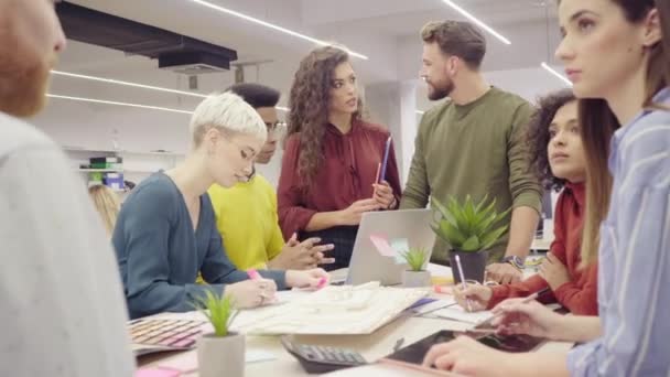 Glimlachend Business Team Werkt Aan Bouwplan Laptop Happy Group Creative — Stockvideo