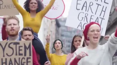 Çok ırklı erkek ve kadınlar dışarıda pankartlarla protesto ediyorlar. İklim değişikliğinin bir parçası olarak pankartlı bir grup demokrat protesto ediyor. Protestocular küresel iklim değişikliği için pankartlar ve posterler taşıyorlar.