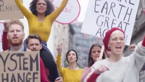 Grupo Hombres Mujeres Multiétnicos Que Protestan Aire Libre Con Pancartas — Vídeo de stock