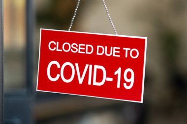 Küçük işletme faaliyetlerinde Coronavirus için geçici olarak kapalı bir işaret. Lokantadaki karantina önlemleri hakkında bilgilendirme yazısı. Covid-19 nedeniyle kapalı olan mesajı gösteren bir dükkanın vitrinindeki kırmızı kapalı pankartı kapat.