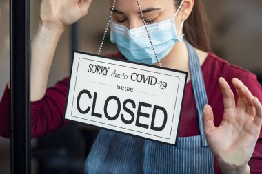 Stresli sahibi, Coronavirus 'a uygulanan kısıtlamalar yüzünden restoranı kapatmak zorunda kaldı. Depresyondaki iş kadını, iş faaliyetlerini kovid-19 nedeniyle kapatıyor. Küçük işletmeler karantina hasarı nedeniyle kapılarını kapatıyor: iflas ve başarısızlık.
