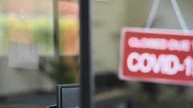 Küçük işletme faaliyetlerinde Coronavirus için geçici olarak kapalı bir işaret. Lokantadaki karantina önlemleri hakkında bilgilendirme yazısı. Covid-19 nedeniyle kapalı olan mesajı gösteren bir dükkanın vitrinindeki kırmızı kapalı pankartı kapat.