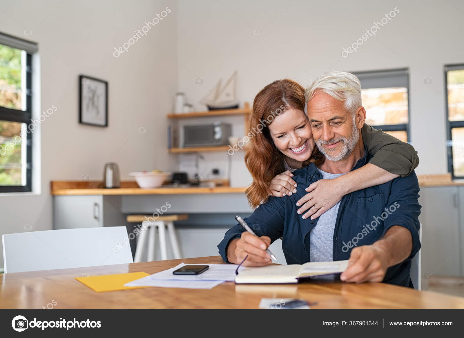 Amar Esposa Madura Abrazando Marido Por Detrás Mientras Escribe Libro:  fotografía de stock © ridofranz #367901344