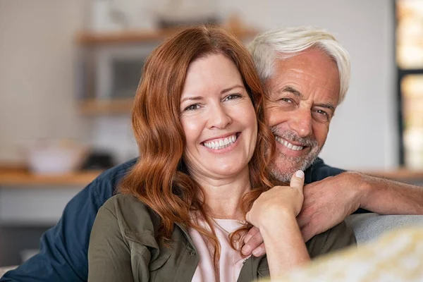 Retrato Pareja Mediana Edad Abrazando Mirando Cámara Cerca Cara Feliz — Foto de Stock