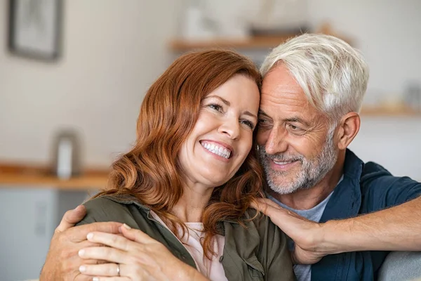 Allegro Coppia Matura Abbracciando Mentre Seduto Sul Divano Uomo Anziano — Foto Stock