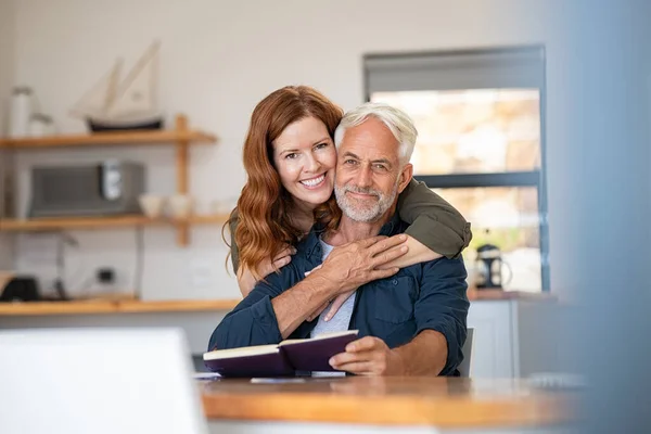 Porträtt Lyckliga Mogna Par Hemma Tittar Kameran Romantisk Fru Omfamnar — Stockfoto