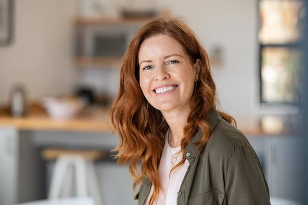 Porträt Einer Lächelnden Reifen Frau Die Mit Breitem Grinsen Die — Stockfoto