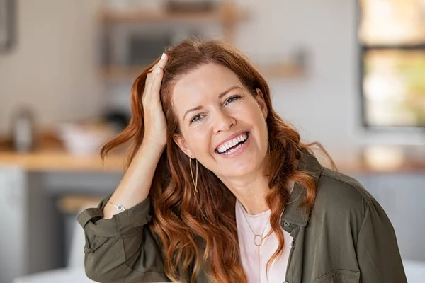 Portret Van Vrolijke Mooie Vrouw Die Haar Aanraakt Behandeling Tegen — Stockfoto