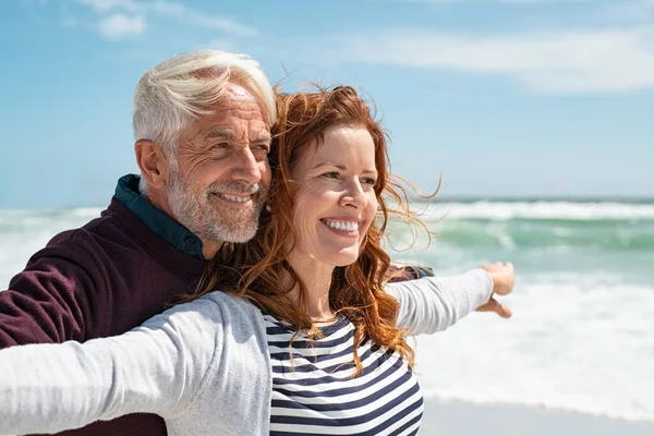 Romantisches Seniorenpaar Mit Ausgestreckten Armen Urlaub Alter Ehemann Umarmt Von — Stockfoto