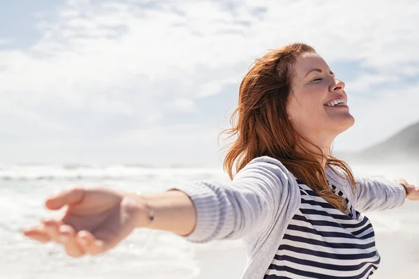 Glad Rödhårig Kvinna Som Kopplar Med Armarna Utsträckta Stranden Ljus — Stockfoto