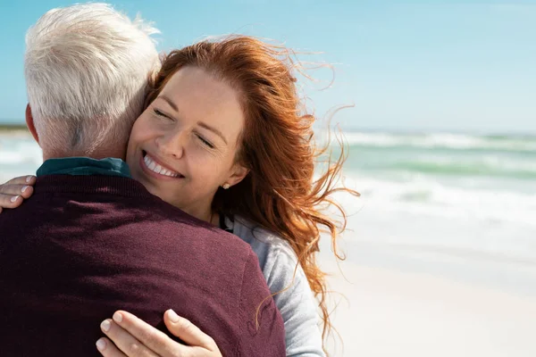 Pareja Cariñosa Abrazándose Playa Con Espacio Para Copiar Retrato Una —  Fotos de Stock