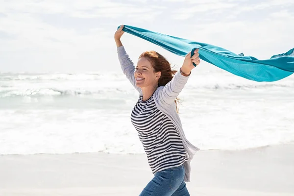 Feliz Mujer Sonriente Corriendo Con Bufanda Azul Claro Disfrutando Playa — Foto de Stock
