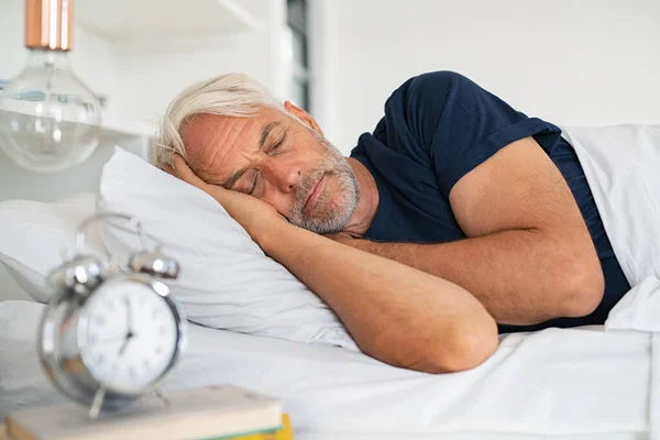 Vecchio Stanco Che Dorme Sul Letto Casa Uomo Anziano Con — Foto Stock