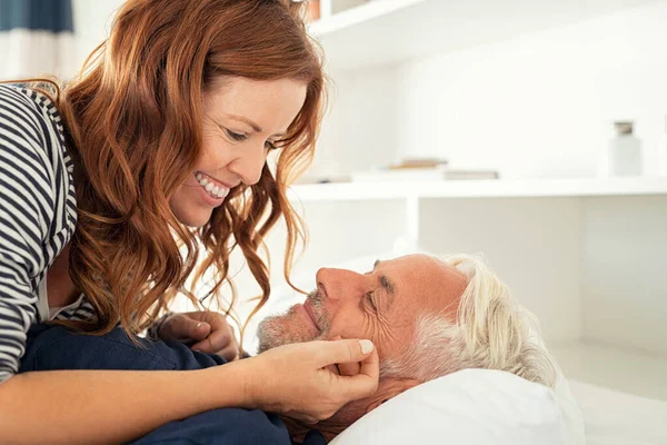 Mulher Adorável Meia Idade Deitada Homem Sênior Feliz Acaricia Bonito — Fotografia de Stock