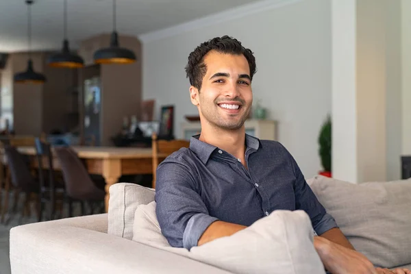 Retrato Joven Feliz Hombre Oriente Medio Sentado Sofá Casa Hombre —  Fotos de Stock