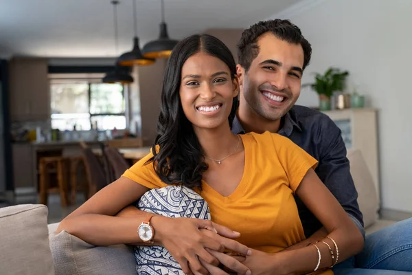 Retrato Jovens Casais Índios Felizes Relaxando Juntos Sofá Médio Casal — Fotografia de Stock