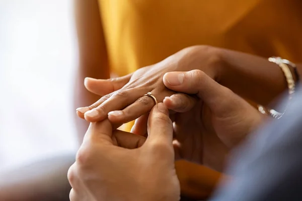Κοντινό Πλάνο Του Άντρα Βάζει Όμορφο Δαχτυλίδι Αρραβώνων Στο Χέρι — Φωτογραφία Αρχείου
