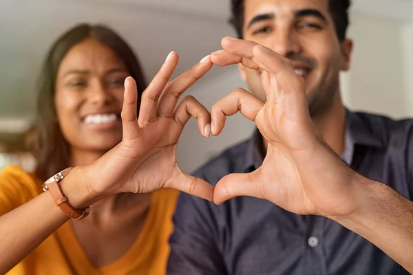 Primo Piano Della Coppia Mediorientale Che Forma Cuore Con Mani — Foto Stock