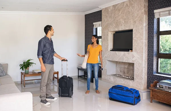 Jovem Casal Indiano Sentindo Animado Mudar Para Uma Nova Casa — Fotografia de Stock