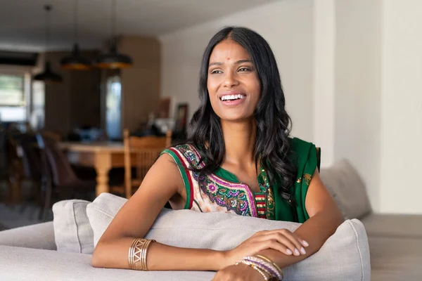 Fröhliche Indianerin Traditioneller Kleidung Sitzt Hause Auf Dem Sofa Und — Stockfoto