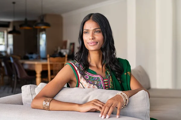 Mladá Zamyšlená Indiánka Tradičním Oblečení Dívá Jinam Krásná Dívka Sárí — Stock fotografie