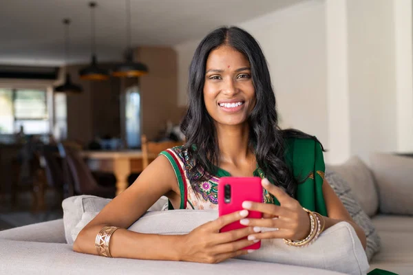 Retrato Mulher Índia Sorridente Sari Tradicional Usando Smartphone Casa Mulher — Fotografia de Stock