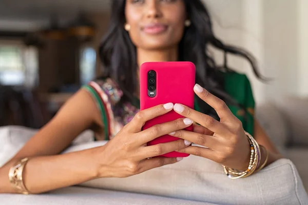 Närbild Händer Unga Indian Kvinna Traditionella Kläder Som Håller Smartphone — Stockfoto