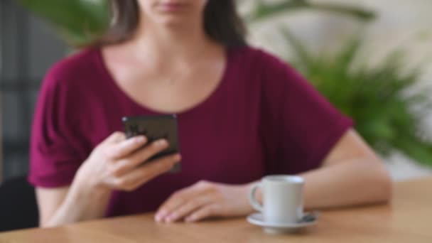 通过非接触式的手机与支付账单的妇女进行了近距离接触 客户用Nfc技术用智能手机在终端设备上付款 在咖啡店截停流动收费服务 — 图库视频影像