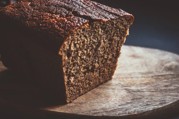 Tahtada taze ev yapımı ekşi ekmek. Koyu arkaplan.