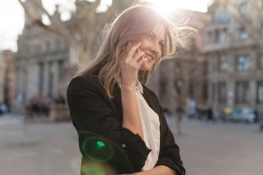 Cep telefonu ile konuşurken ve sokak, şehirde kadın girişimci yönetme iş gülümseyen mutlu başarılı işkadını dışında hücre telefon ile arama telefon görüşmesi sonra iş 