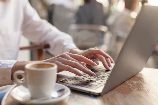 Atış, genç işkadını Cafe ahşap masa başında oturan bilgisayar klavye yazarak eller kafede, kırpma görüntü Yöneticisi meşgul çalışma ile pc, dizüstü bilgisayar kullanarak kapatmak, işlem kavramı iş