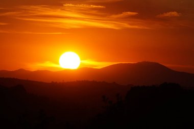 Toskana İtalya dağlarda bağ arasında muhteşem günbatımı