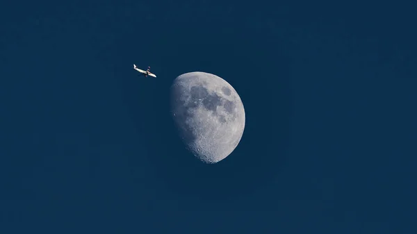 Avião Passando Lua Crescente Voando Linha Reta Frente Lua — Fotografia de Stock