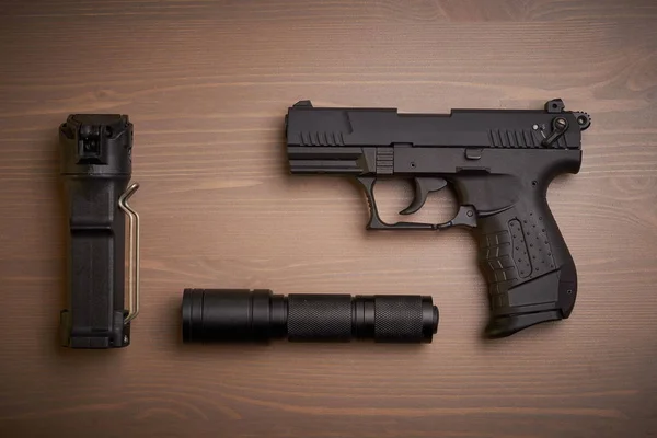 Selbstverteidigungs Und Sicherheitsausrüstung Pistole Pfefferspray Und Taktische Taschenlampe Auf Holzoberfläche — Stockfoto