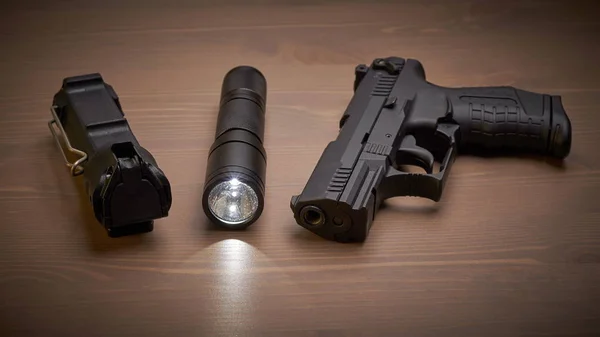 Equipamento Autodefesa Segurança Pistola Spray Pimenta Lanterna Tática Superfície Madeira — Fotografia de Stock