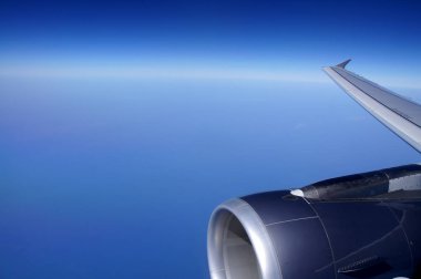 bir uçak pencereden dışarı görüntülemek