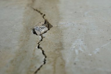 uzun çatlak kırık beton duvar