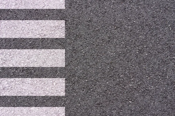 Asfalt yol doku üzerinde yaya geçidi