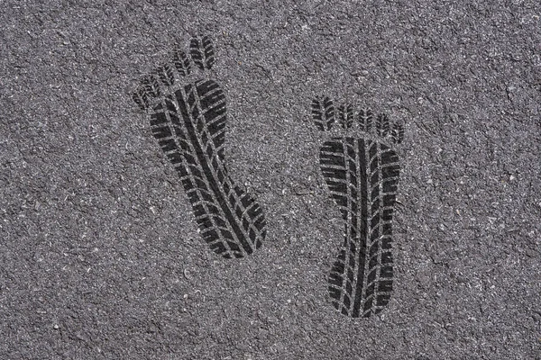 Reifenprofil Kombiniert Mit Der Form Eines Barfuß Fußabdrucks Auf Asphalt — Stockfoto