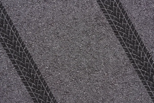 沥青背景下轮胎胎面花纹的研究 — 图库照片