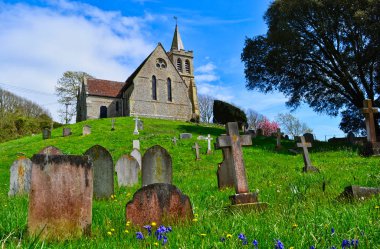 Kilisenin üstünde belgili tanımlık tepe - Isle of Wight güzel Brook kilise burası. kendi küçük yükseltide öyle yer almaktadır. Bir güneşli bahar gününde alınan.