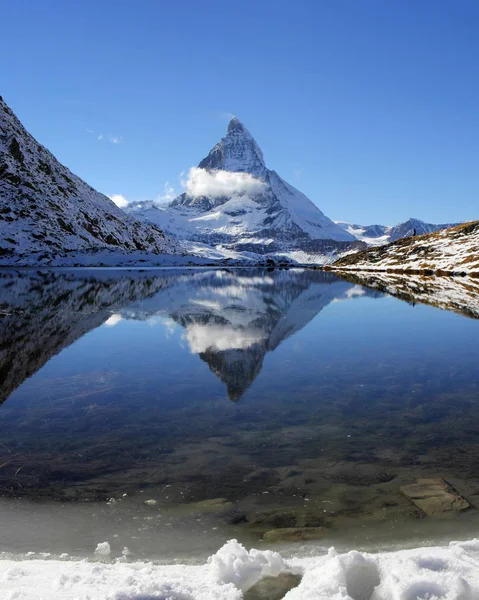 Matterhorn αντανάκλαση στη λίμνη Riffelsee, Ελβετία — Φωτογραφία Αρχείου