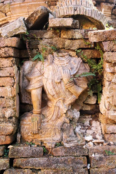 Una escultura de diosa sin cabeza, Myanmar — Foto de Stock