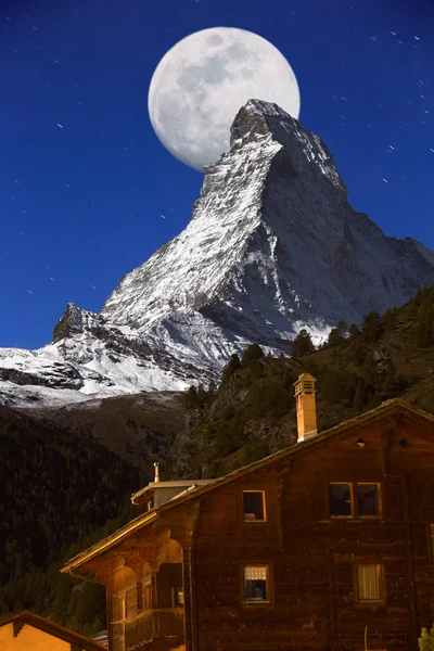 Großer Mond über dem Matterhorn, Schweiz — Stockfoto