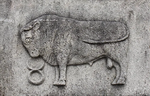 Zodíaco - Tauro o Toro, un relieve de piedra —  Fotos de Stock