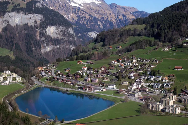 Údolí pod úpatí hory Titlis, Engelberg, Švýcarsko — Stock fotografie