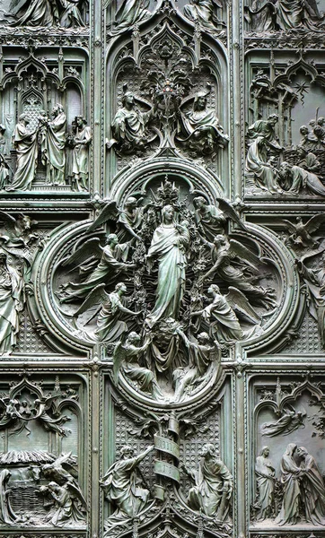 Bronze door of Cathedral, depicting birth of Jesus, Milan, Italy — Stock Photo, Image